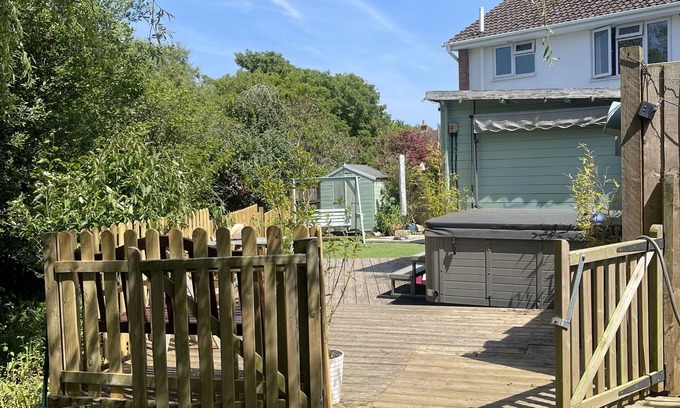 New Forest District Casa | DaneSide New Forest 3 bed house. Hot tub, on stream by sea & shops. Dog friendly