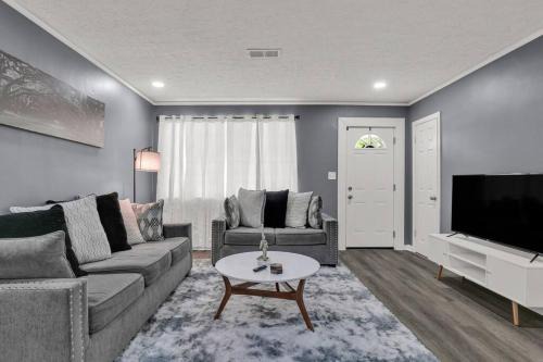 Montgomery Casa | Daniel's Midtown Retreat - Pet Friendly - 5 beds - Centrally Located