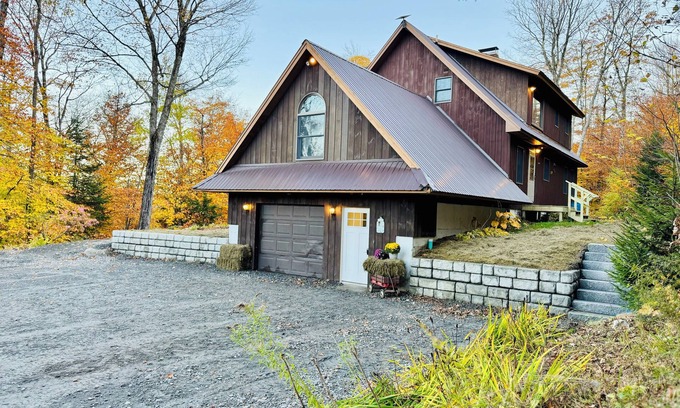 Marshfield Chalet De Esquí | Danielsons Chalet family friendly peaceful 3200sq.ft home at Groton state forest