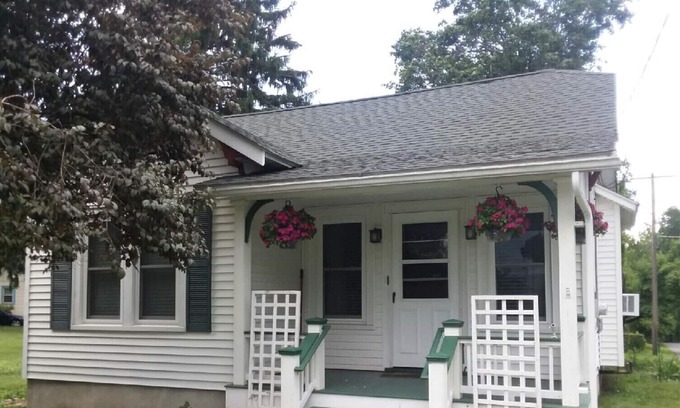 Arlington Heights Casa | Danish MCM Styled Bungalow LONG TERM Only Near Town & Between Hospitals