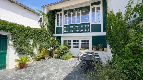 La Couarde-sur-Mer Villa | Dans le centre du village, bordée par une petite venelle typiquement rétaise, maison de village entièrement rénovée en 2