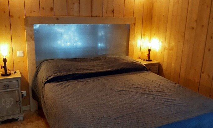 Oppede Cama Y Desayuno | DANSAVAN Gite champ de Lavande LUBERON Shared swimming pool air conditioning
