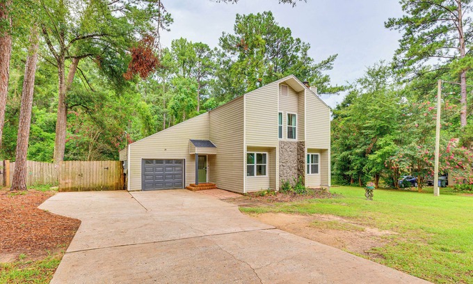 Daphne Casa | Daphne Home w/ Deck: Close to Beaches & Parks!