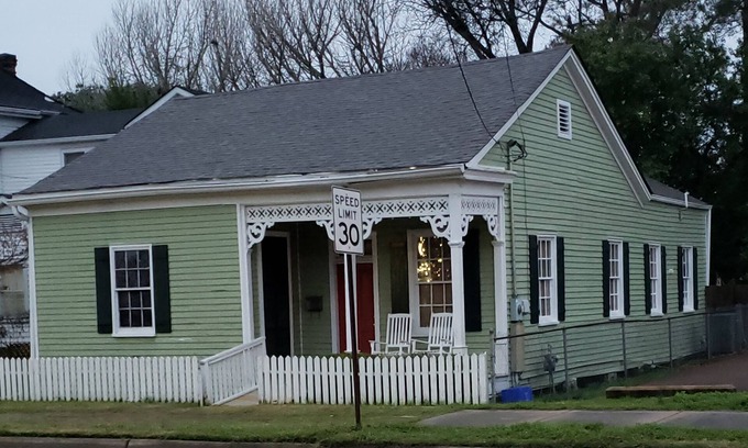 Natchez Casa | Darling Downtown Cottage
