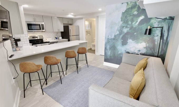 Hill East Apartamento | Darling Apartment in Capitol Hill - TWO min to Metro!