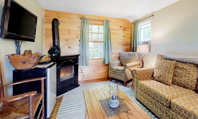 Thornton Cabina | Darling cottage near the river with WiFi, pool, firepit & tennis