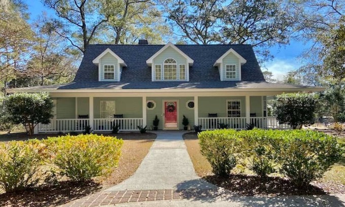 Bluffton Cabaña | Darling Cottage on PRIVATE LAKE & acreage