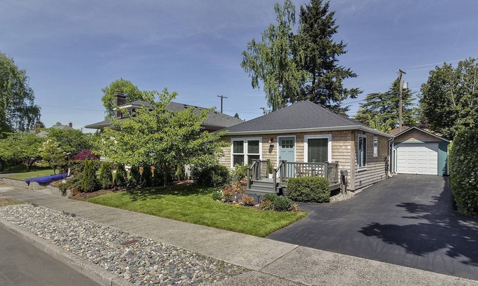Downtown Vancouver Casa | Darling Downtown Vancouver Cottage, Single Level, BBQ, Huge Patio With BBQ, Walk to Most Everything