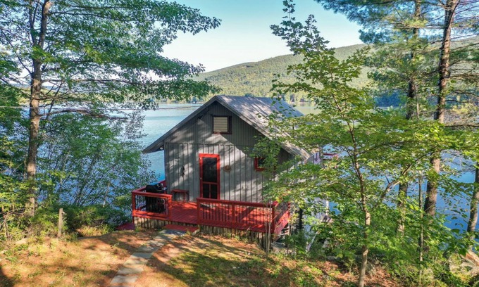 Moultonborough Casa | El lindo boathouse te permite dormir justo en el agua, lo que lo convierte en el refugio romántico perfecto