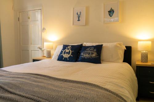Dartmouth Apartamento | Dartmouth Town Centre 2 bedroom stylish apartment is perfect for families and couples with a happy & homely feel being only 30 meters from the sea but set back & quiet with everything on the doorstep a FAB place to explore Dartmouth pets welcome for free