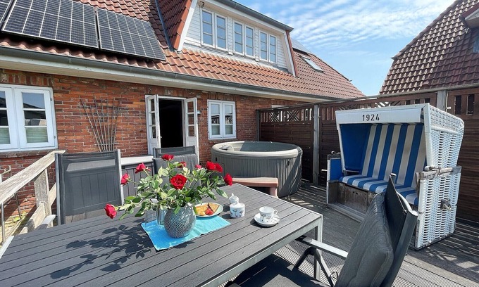 Rodenas Casa | Dat groote Diekhuus - whirlpool, terrace, fenced garden, sauna, beach chair