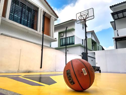 Tebrau Apartamento | Dato Onn Landed Home 4BR 7pax w Pooltable by Our Stay