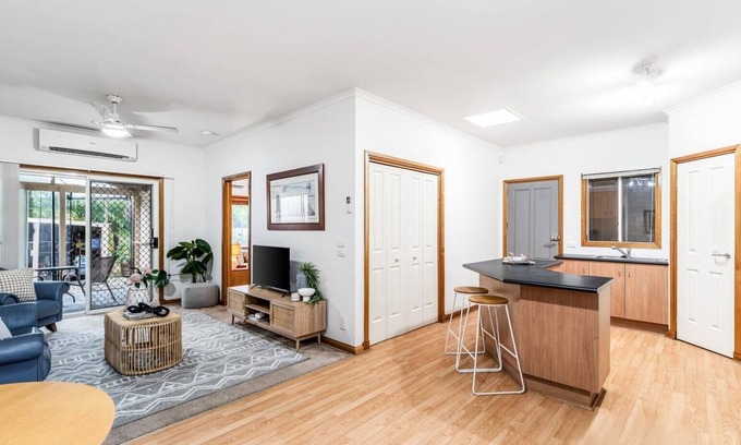 Berwick Apartamento | Dave and Jayne's Retreat - luxury king bed self-contained apartment.