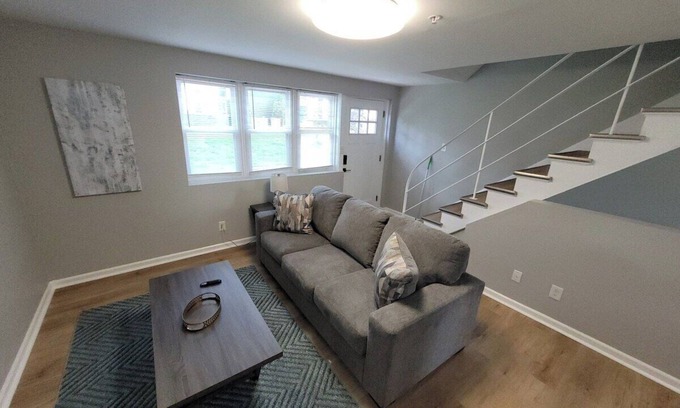Joslyn Castle Apartamento | Davenport Dwellings-Newly furnished 3bd 2ba