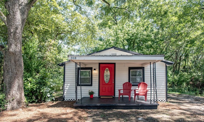 Athens Cabaña | Dawg Country Living! 2 BDR Private Home 5 Min from UGA, Downtown Athens