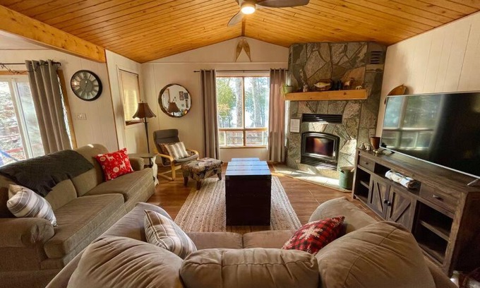 Hastings Highlands Casa | Dawson Loop Inn 3BR Lakefront Chalet Style Cottage