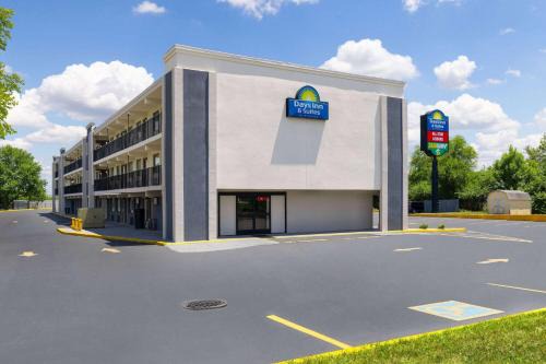 Wayne Hotel | Day's Inn & Suites by Wyndham Indianapolis Airport East