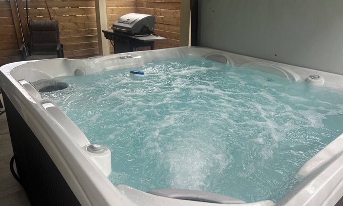 Kamloops Casa | Daylight Suite with Hot Tub Close to Airport Pet Friendly