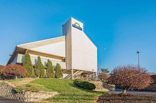 Roselawn Finance Hotel | Days Inn by Wyndham Cincinnati I-71