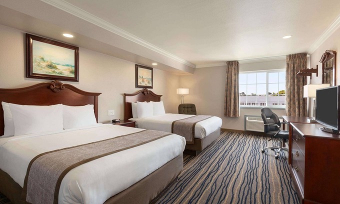 Downtown Hotel | Days Inn by Wyndham Eureka CA