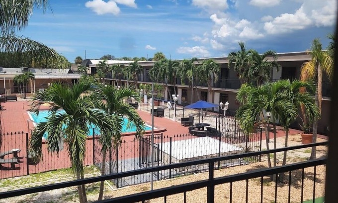 St. Petersburg - Clearwater Hotel | Days Inn by Wyndham St. Petersburg / Tampa Bay Area