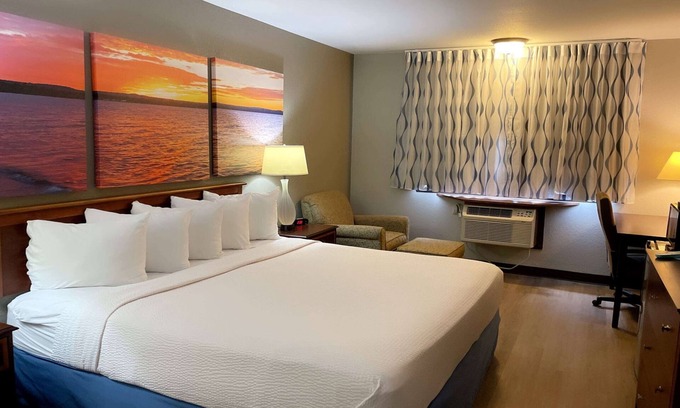 Stevens Point Hotel | Days Inn & Suites by Wyndham Stevens Point