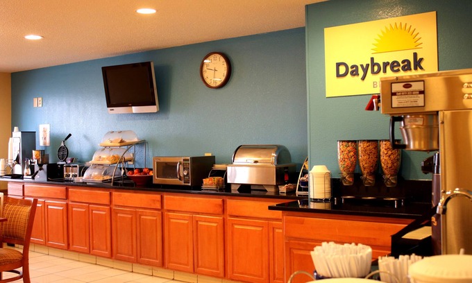 Bloomington Hotel | Days Inn & Suites by Wyndham Bloomington/Normal IL