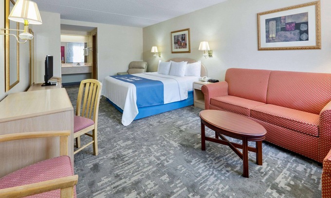 Bentonville Hotel | Days Inn & Suites by Wyndham Bentonville