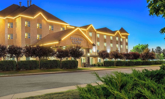 West Edmonton Hotel | Days Inn & Suites by Wyndham West Edmonton