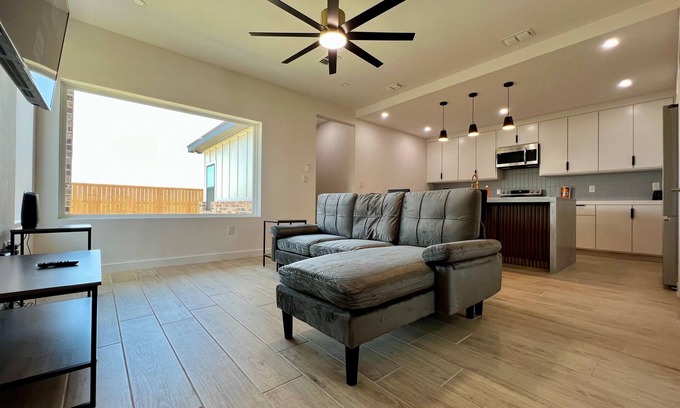 Brownsville Condominio | Daytona Beach A - Modern & Cozy 3BD/2.5BA - WiFi