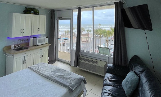 Bostwick Park Condominio | Dazzling Daytona Beach Ocean Front View & Balcony-8