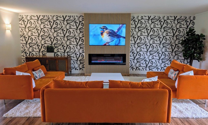 Swan Lake Casa | Dazzling Design, Hot Tub, Huge Rooms, Privacy, 20 acres