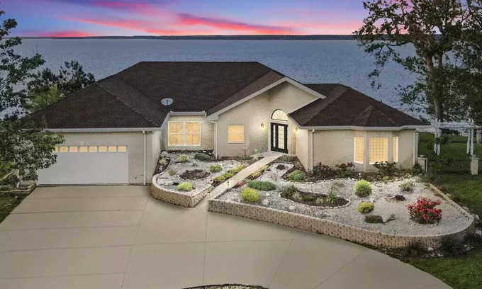 Milam Casa | Dazzling Lake Front Views