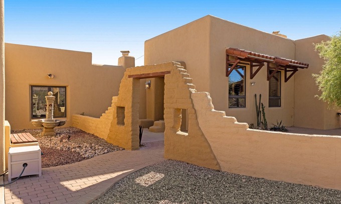 Tucson Casa | Dazzling mountain-view home with pool, office & Starlink internet - dog-friendly