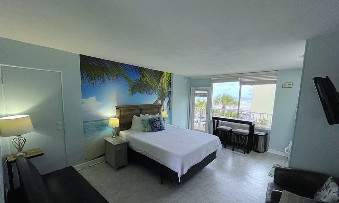 Bostwick Park Condominio | Dazzling Ocean Front Condo with a Balcony