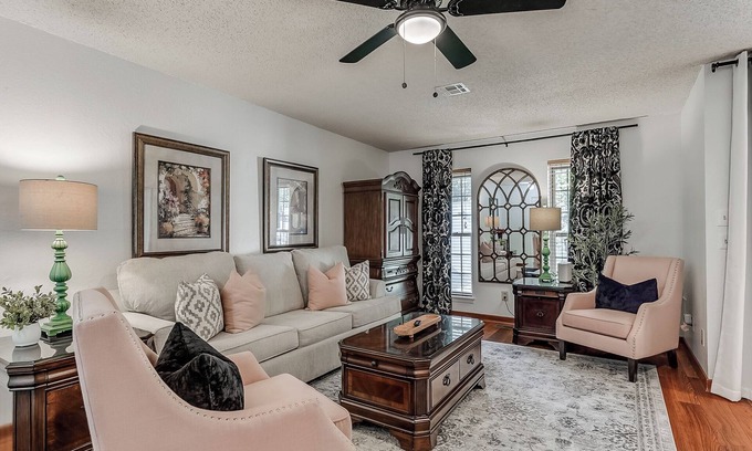 Norman Casa | DB Barton Retreat 2-King bedroom house close to OU, in serene Norman