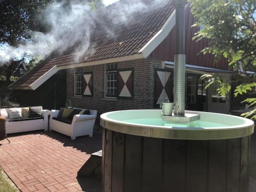 Lievelde Casa | De Brittenburg 4-persoons, finse sauna, hottub, sunshower, grote zonnige omheinde tuin, wifi en huisdier vriendelijk