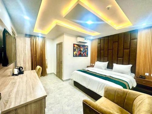 Ikotun Hotel | De Emerald Hotel & Apartments