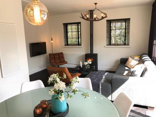 Lievelde Casa | De Lindenburg met privé hottub, sunshower, sauna, grote tuin met weidezicht en vrije ligging, 6-persoons