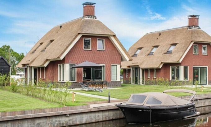 Idskenhuizen Casa | De Sinnekening is a 6 person water villa