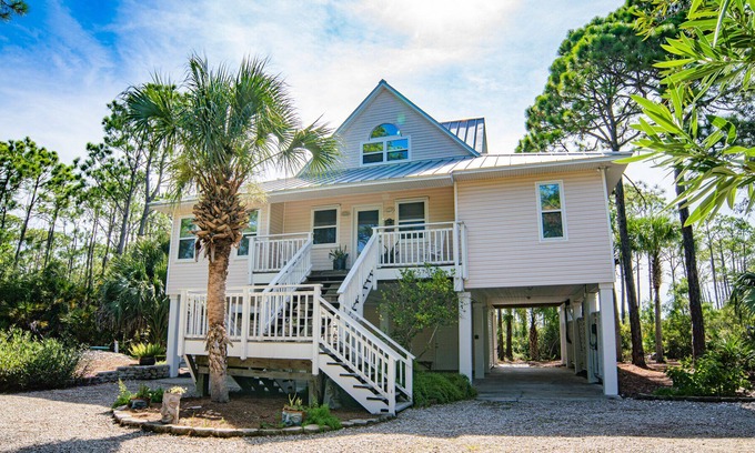 Plantation Casa | Deacon Blues, 3BR/2.5BA Dog-Friendly Home inside Plantation, Sleeps 7