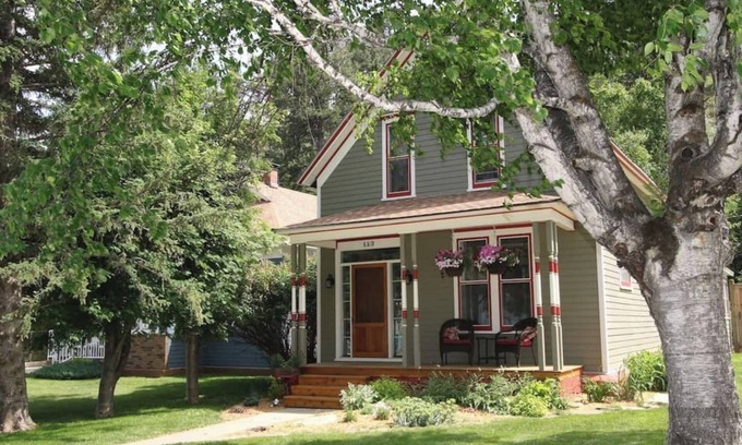 Deadwood Casa | Deadwood’s Old Front Porch as featured in Destination Deadwood Magazine