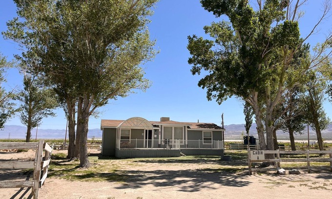 Olancha Cabina | Death Valley Passageway Lakeside Cabin A at Lake Olancha