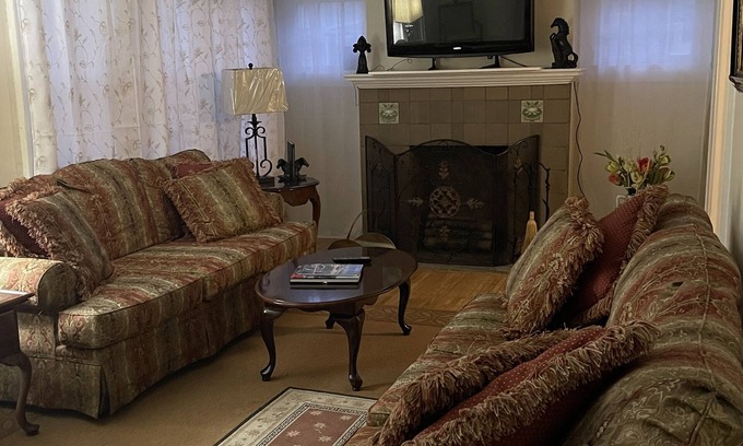 Algonquin Casa | Deborah’s Inn, is a Spacious clean-comfortable 4 bed 2 bath home. Welcome !