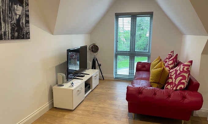 Howlett End Cabaña | Debussys Guest House - 2 bed and 2 bathroom, near Saffron Walden