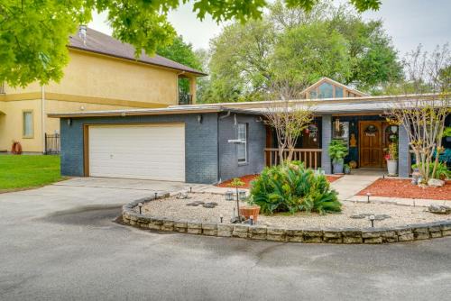 McQueeney Casa | Deck and Gas Grill Riverfront McQueeney Duplex