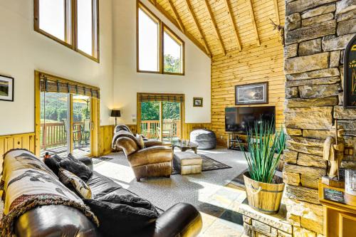 Mace Casa | Deck and Mtn Views Log Cabin By Snowshoe Mountain!