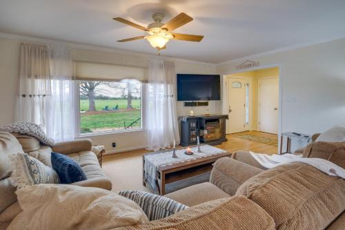 Bealeton Casa | Deck and Pasture Views! Bealeton Farmhouse Escape