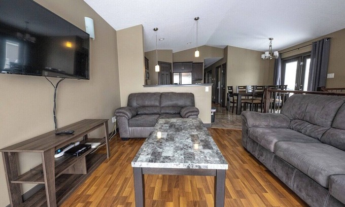Grande Prairie Casa | Deck & BBQ / Great Location / 3 beds / 1 Bath