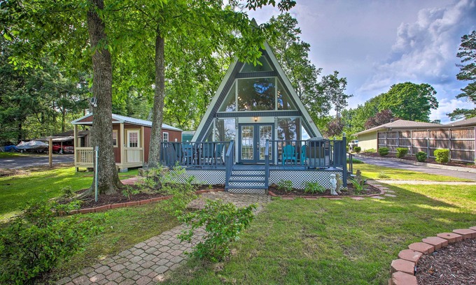 Lake Hamilton Cabina | Deck, Boat Slip + Views: Lake Hamilton Cabin!